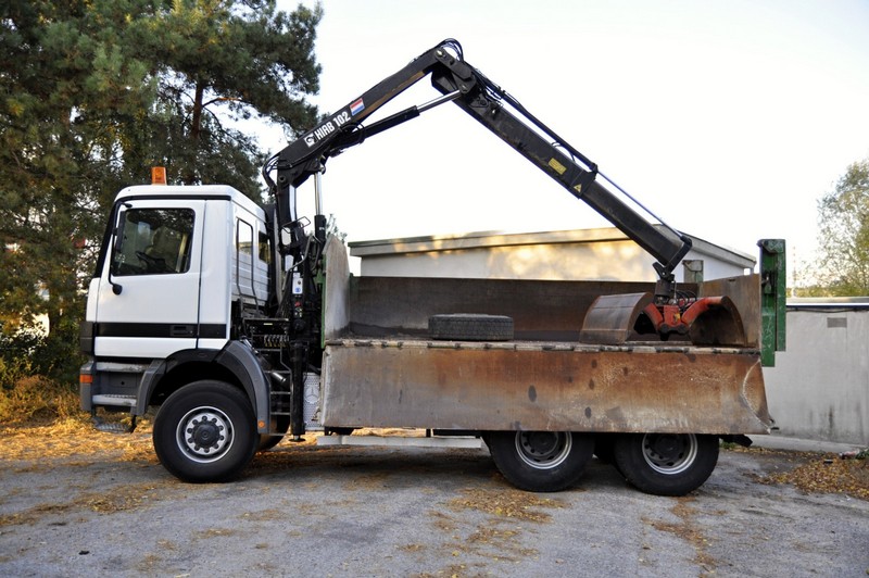 Nákladné vozidlo s hydraulickou rukou na prepravu kontajnerov