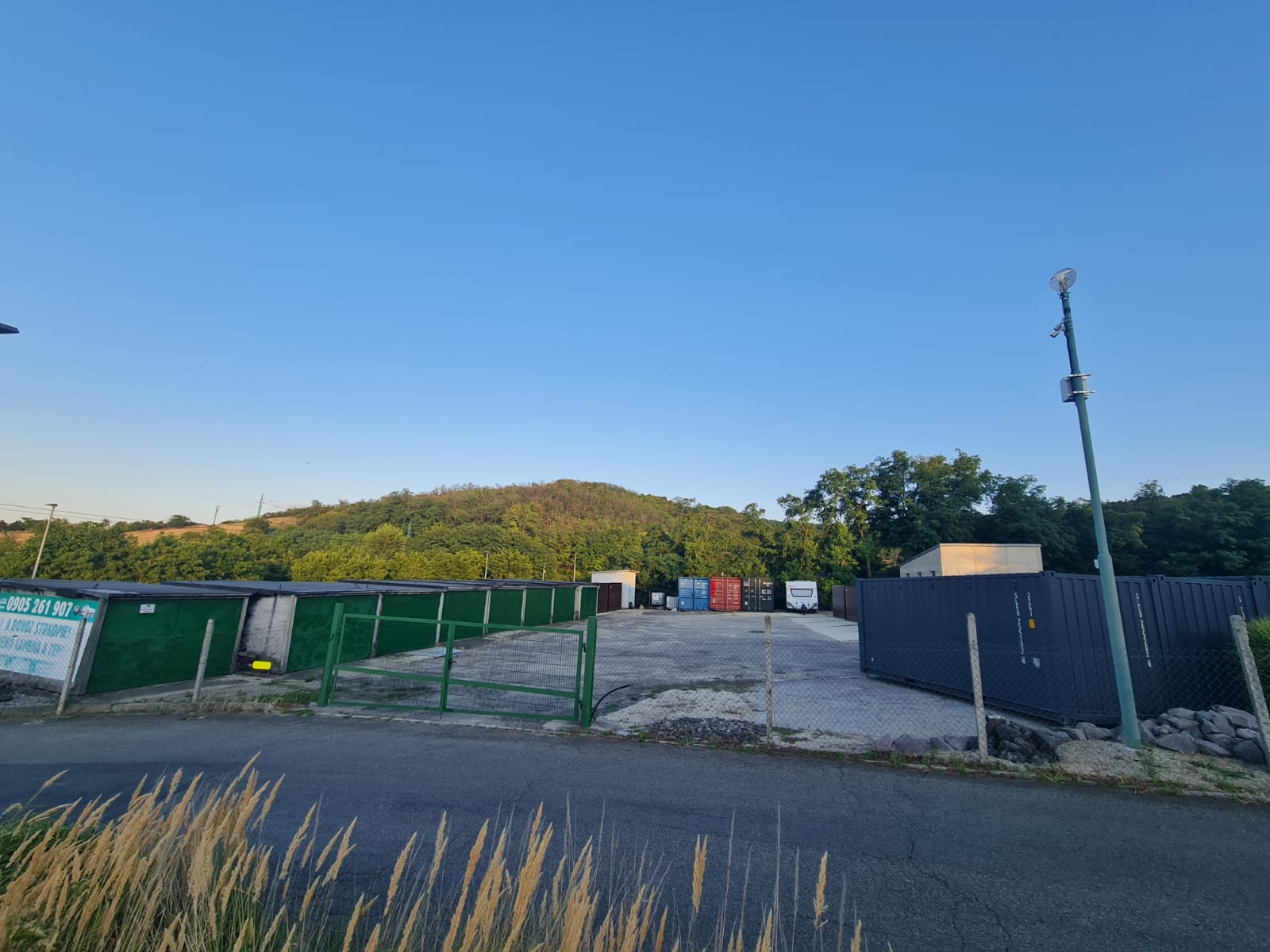 Vstup do skladového areálu z ulice
